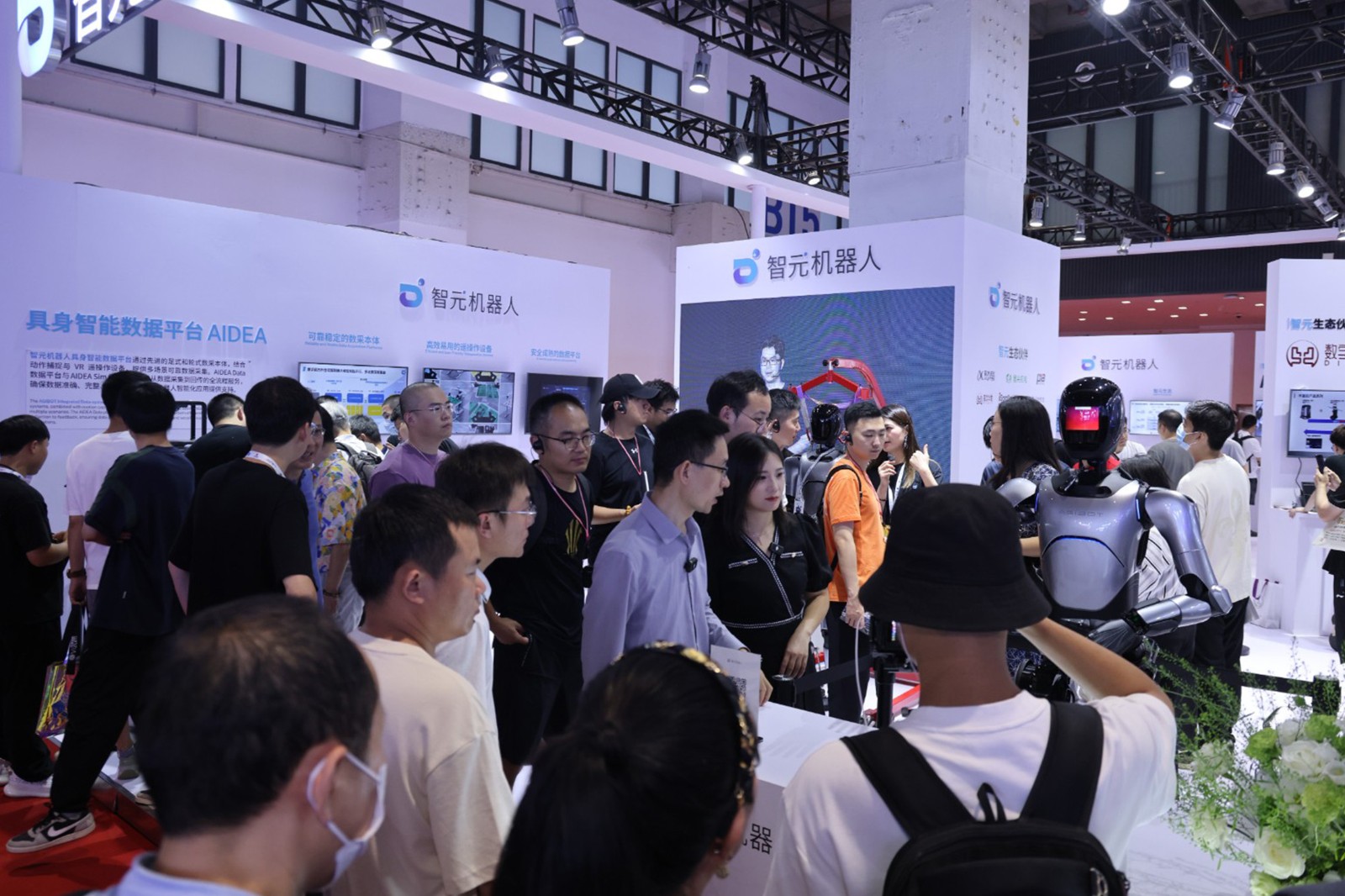 350VIP浦京机器人亮相世界机器人大会WRC